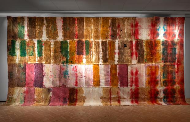 Renata Boero, Fioritura 1, 1990-2000, colori vegetali, tecnica mista su tela, cm 560x 298