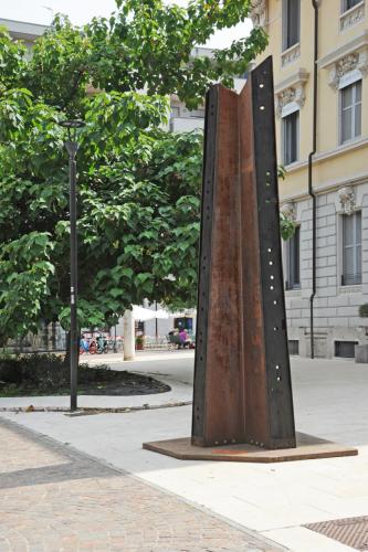 Maria Cristina Carlini, Obelisco, legno di recupero e acciaio corten, cm 420x230x170