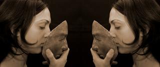 Rossella Paderno, L'io è un altro, 2004/2005, installazione: fotografia su forex e maschera in bronzo 41x100 cm