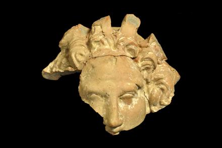 Maschera gorgonica, volto femminile, fine IV, inizi III secolo a.C. - © Regione Siciliana Assessorato Beni Culturali e Identità Siciliana 