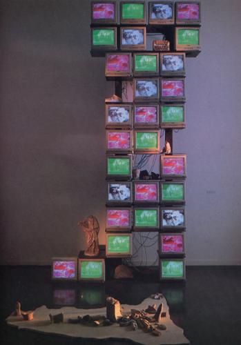 Nam June Paik, Little Italy with Kingdom of Sicily, 1990, foto Massimo Sangiorgi/Studio Azzurro, Collezione privata, Milano 