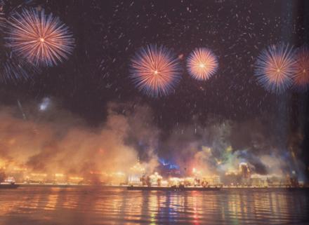 Cai Guo-Qiang, APEC Cityscape Fireworks, 2001, spettacolo con 200000 colpi di esplosivo, foto di Cai Guo-Qiang, Asia-Pacific Economic Cooperation, Shanghai