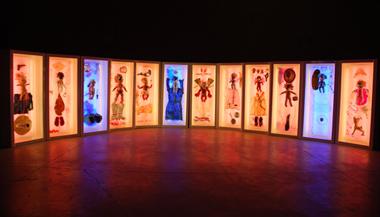 Sonja Quarone, Senza titolo, 2009, installazione composta da 12 box in plexiglas, tecnica mista, cm 160x70x30 cad