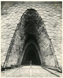 Ingresso della centrale idroelettrica Aem di Lovero, Valtellina, in costruzione (1948). 26 marzo 1947, Irma Bianchi Comunicazione