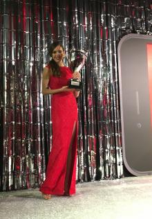 Petra Conti con la coppa dei Glamour Talent Awards 2018, Irma Bianchi Comunicazione