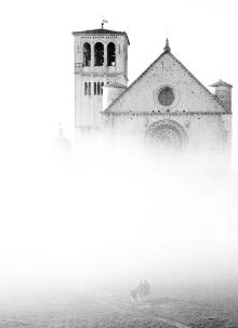 Basilica nella nebbia - Assisi, Elio Ciol, 1957 - Irma Bianchi Comunicazione