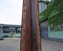 Maria Cristina Carlini, Obelisco, legno di recupero e acciaio corten, cm 420x230x170