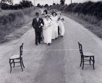 Robert Doisneau, Le ruban de la mariée, Poitou, 1951 ©Robert Doisneau/Rapho/Grazia Neri 	 		