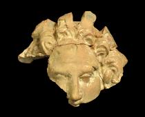Maschera gorgonica, volto femminile, fine IV, inizi III secolo a.C. - © Regione Siciliana Assessorato Beni Culturali e Identità Siciliana 