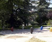 Mauro Staccioli, Il girotondo dei bambini, 2002, poligoni realizzati in ferrocemento e dipinti